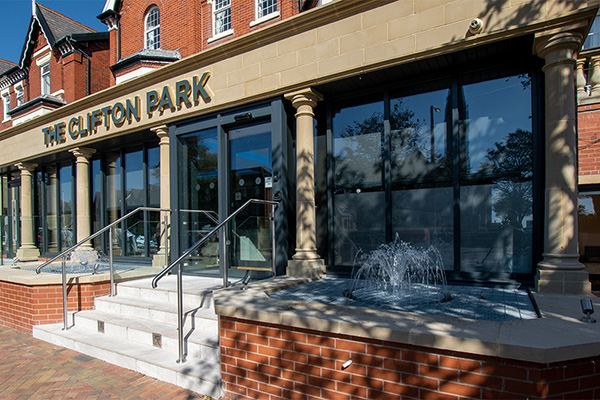 blackpool-frameless-glass-shop-front
